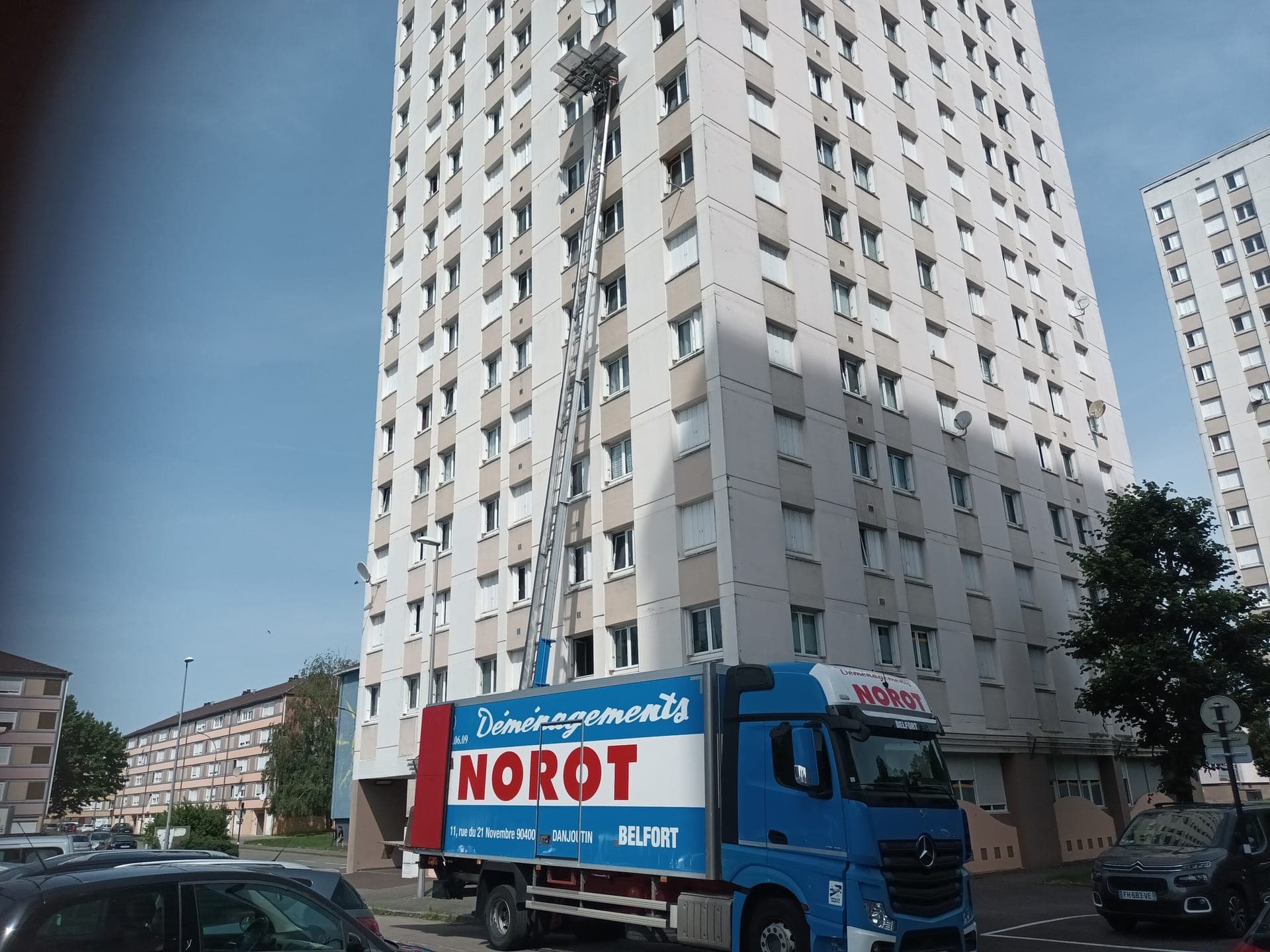 Camion Norot avec monte-meubles