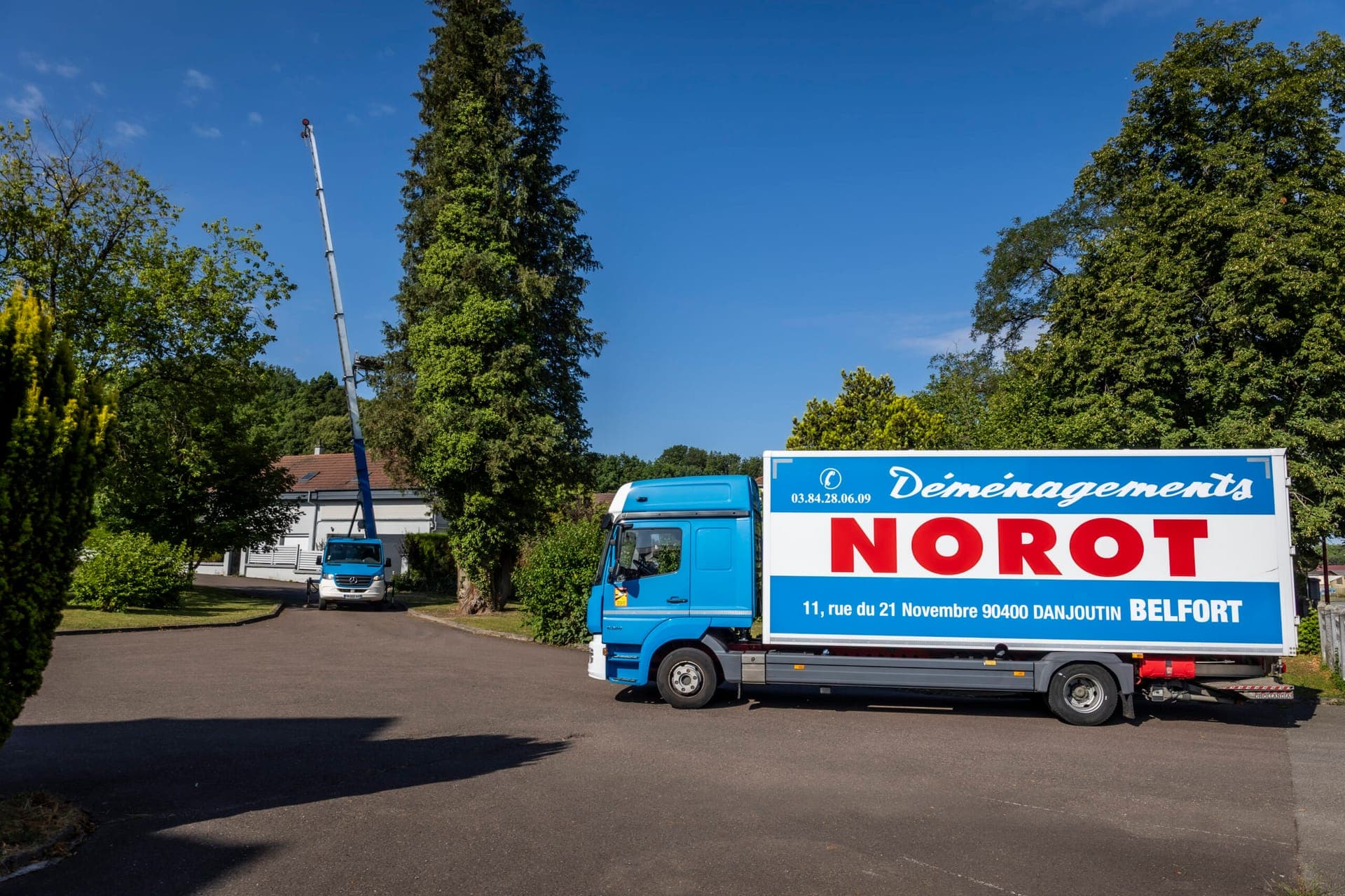 Portrait souriant d'un déménageur professionnel Norot à l'intérieur du camion