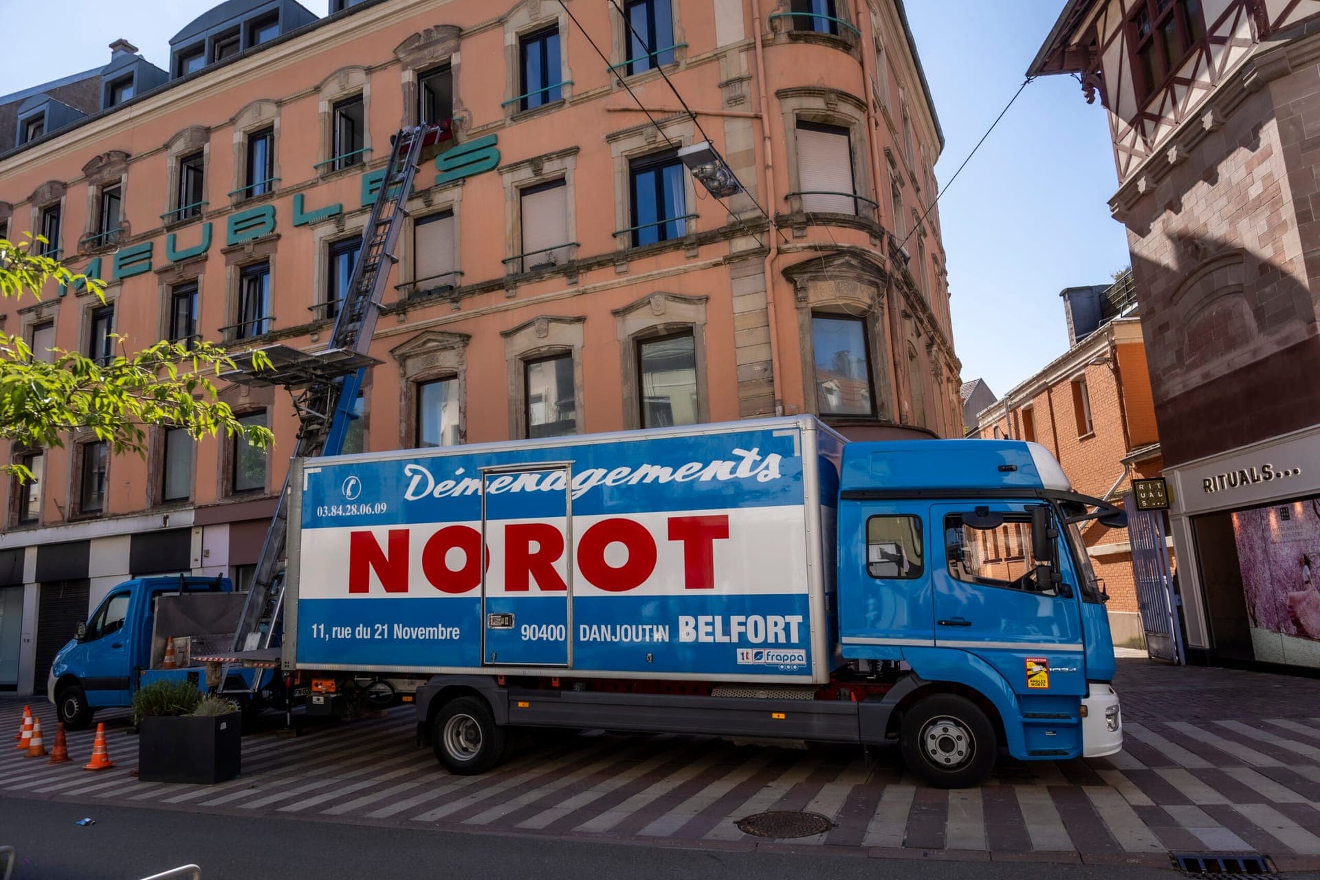 Équipe Norot emballant avec soin un meuble avec une protection bull-pack