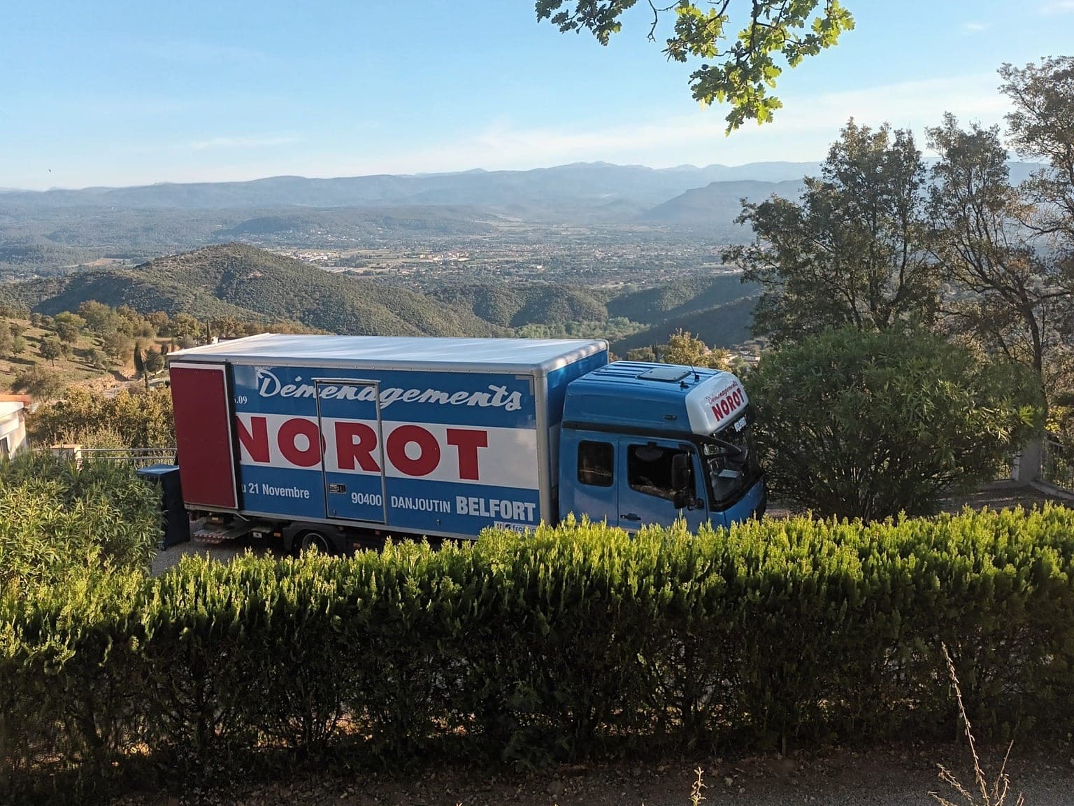Équipe de déménagement Norot en action